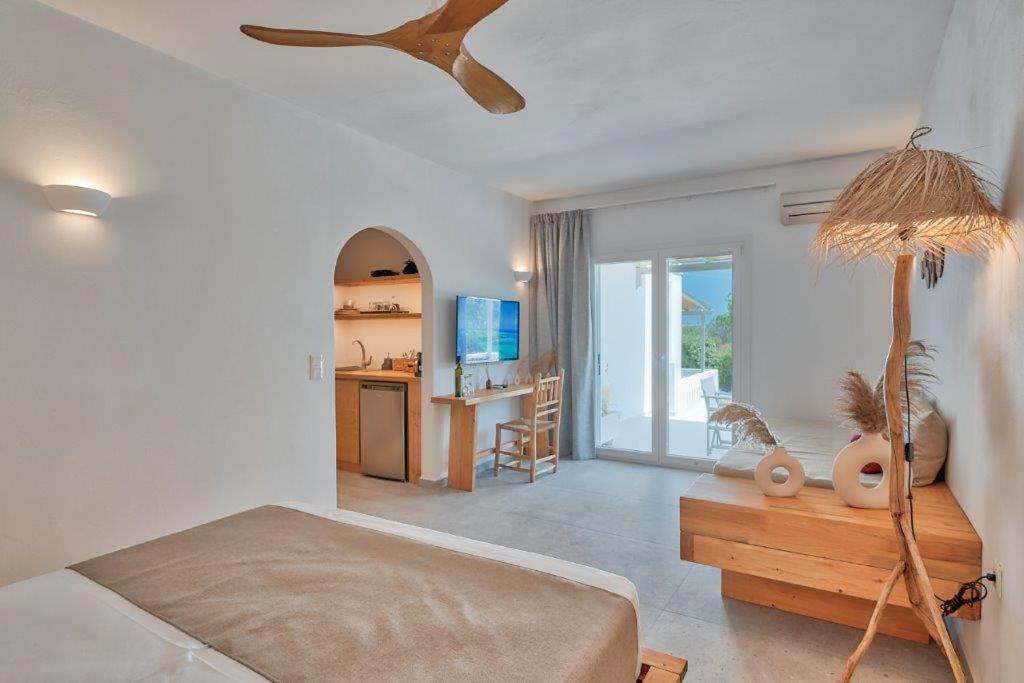 Marinatou Suites Antiparos Town Quarto foto